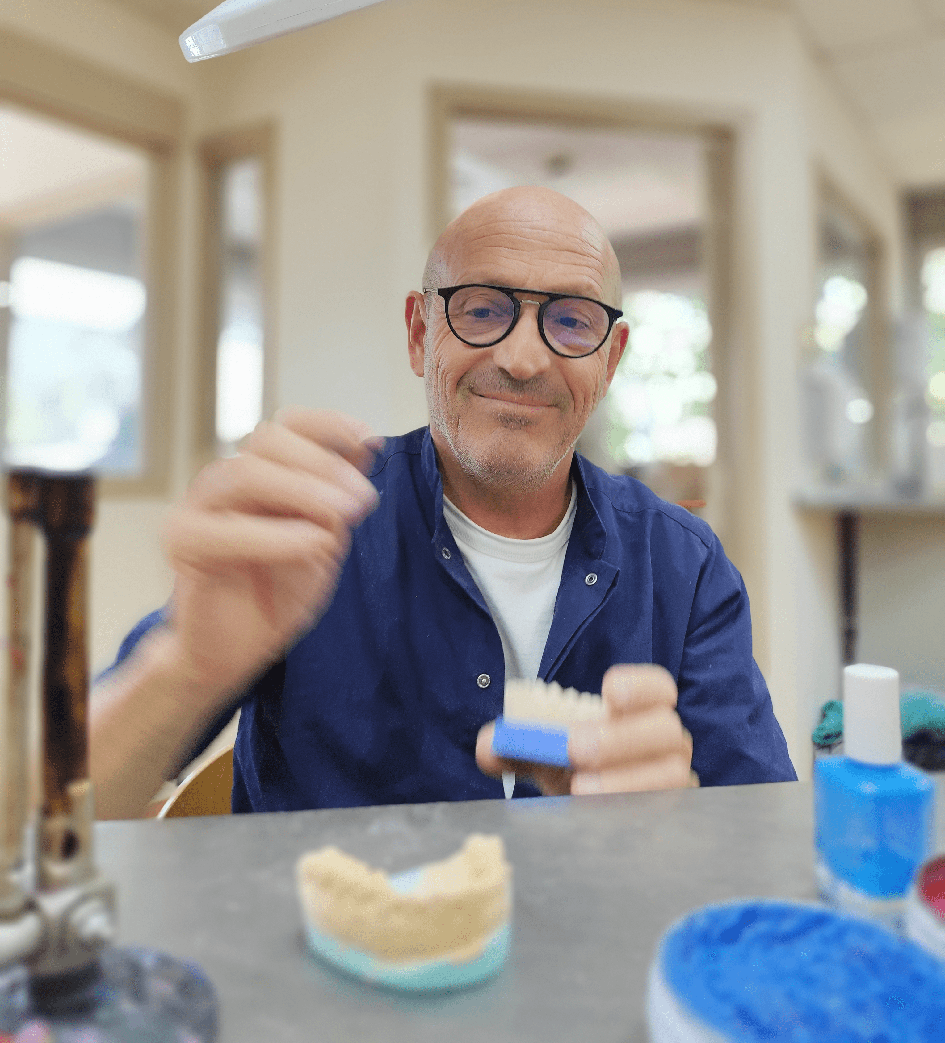 Régis Boudet dans son laboratoire de prothèse dentaire